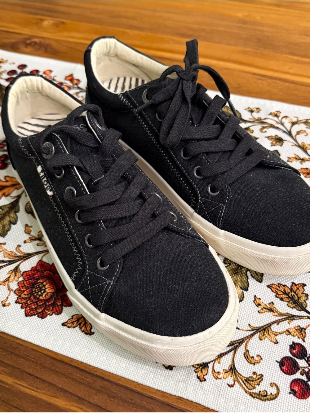 Taos Plim Soul Black Canvas Low-Top Sneakers - Women's Sz 9